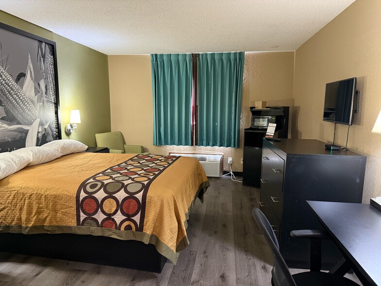 More Photos Of 2601 E 12th St, Mendota Hotel For Sale
