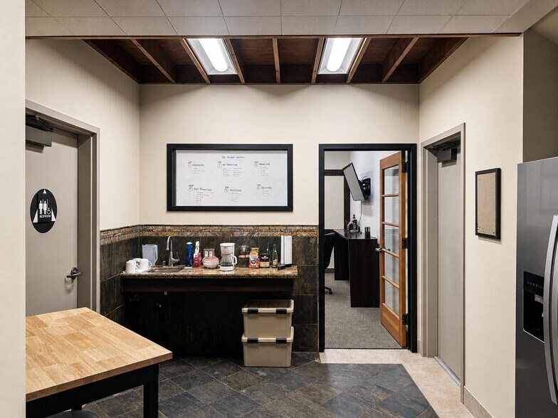 More Photos Of 2033 N Fine Ave, Fresno Flex For Lease