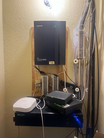 More Photos Of 911 E MacArthur St, Shawnee Showroom For Lease