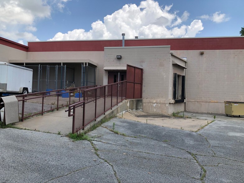 More Photos Of 300-314 E Main St, Parsons Freestanding For Sale