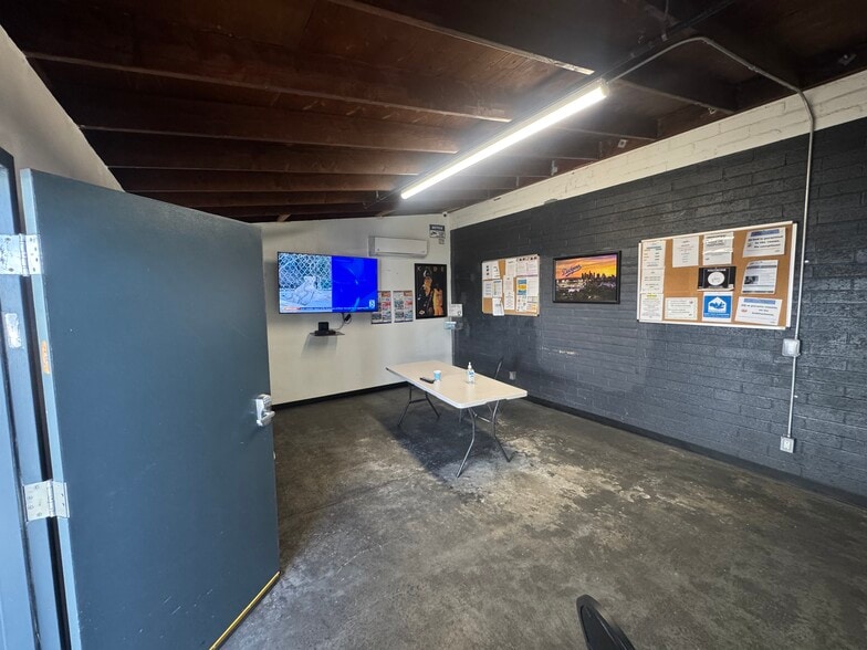 More Photos Of 6006 S Western Ave, Los Angeles Warehouse For Sale