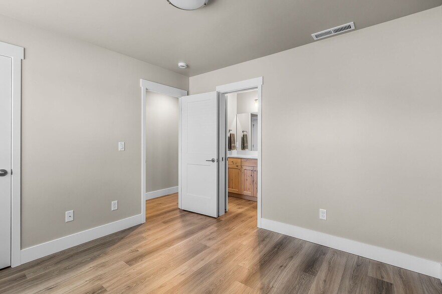 More Photos Of 20255 Hardy Rd, Bend Apartments For Sale