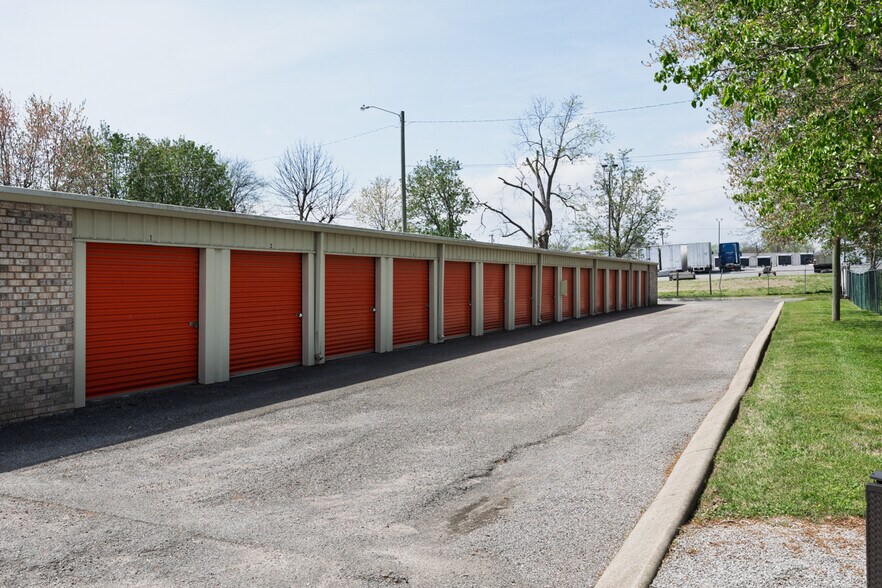 More Photos Of 380 N Water Ave, Gallatin Self Storage For Sale