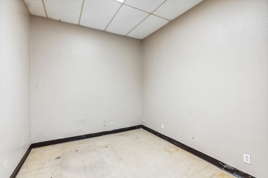 More Photos Of 2800 NE Loop 410, San Antonio Light Distribution For Lease