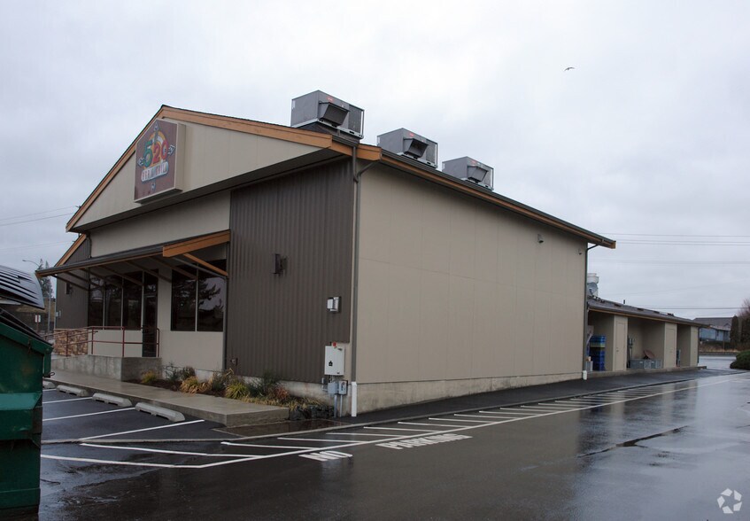 More Photos Of 400 W Rio Vista Ave, Burlington Storefront Retail Office For Sale