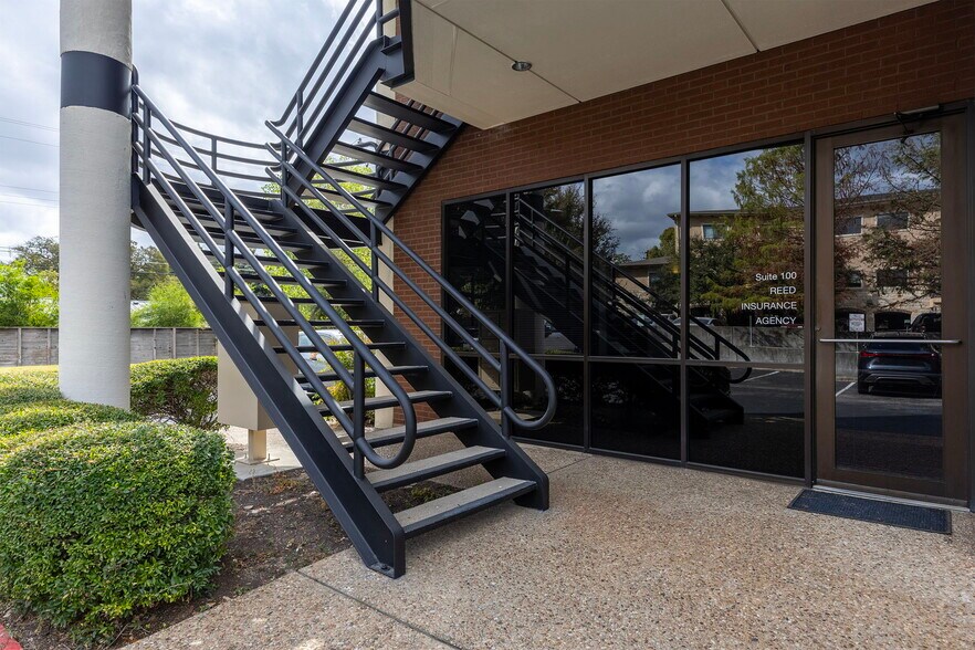 More Photos Of 2579 Western Trails Blvd, Austin Office For Sale