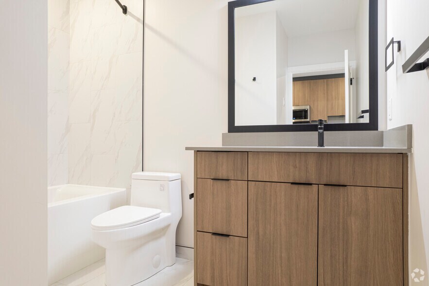 More Photos Of 909 5 Av SW, Calgary Apartments For Lease