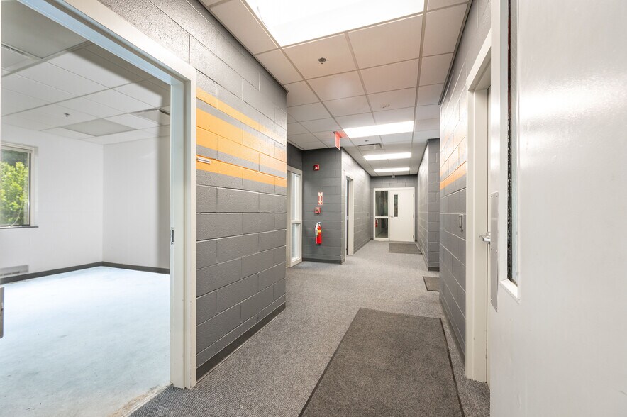 More Photos Of 10 Mile Hill Rd, Newtown Warehouse For Lease