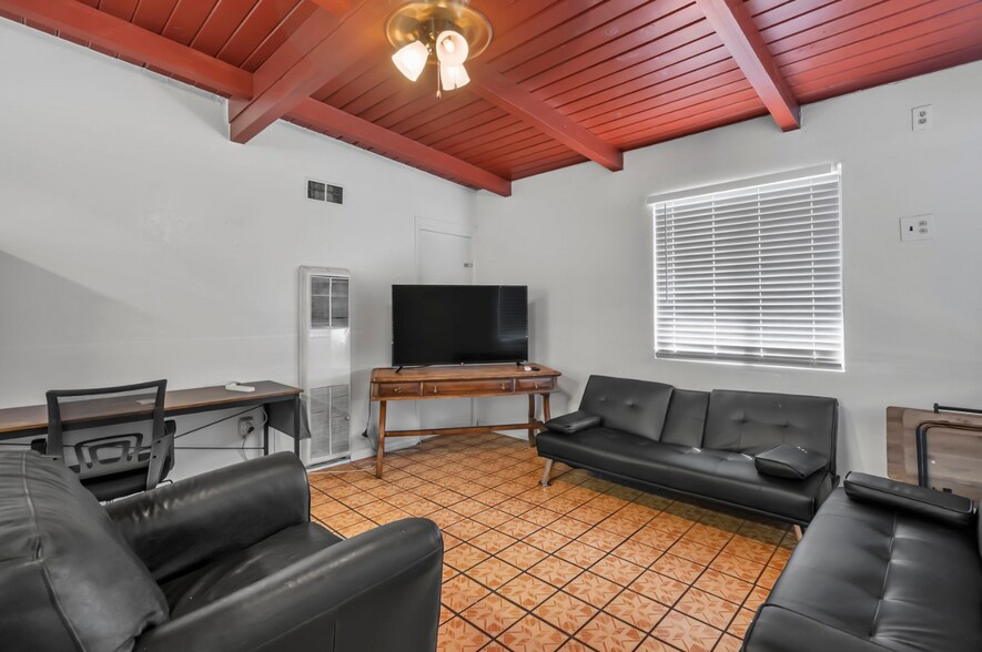 More Photos Of 20 E Doe St, Nogales Hotel For Sale