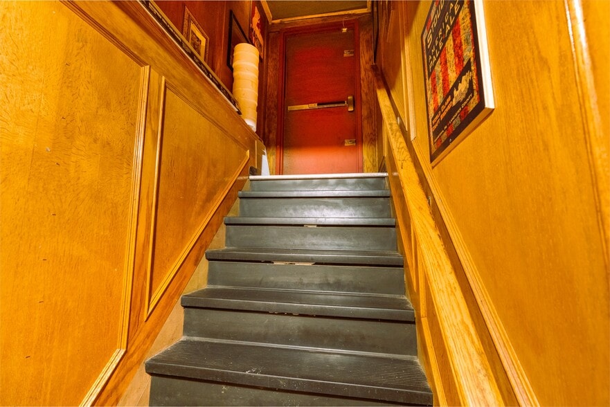 More Photos Of 616 North Ave, Pittsburgh Bar For Sale