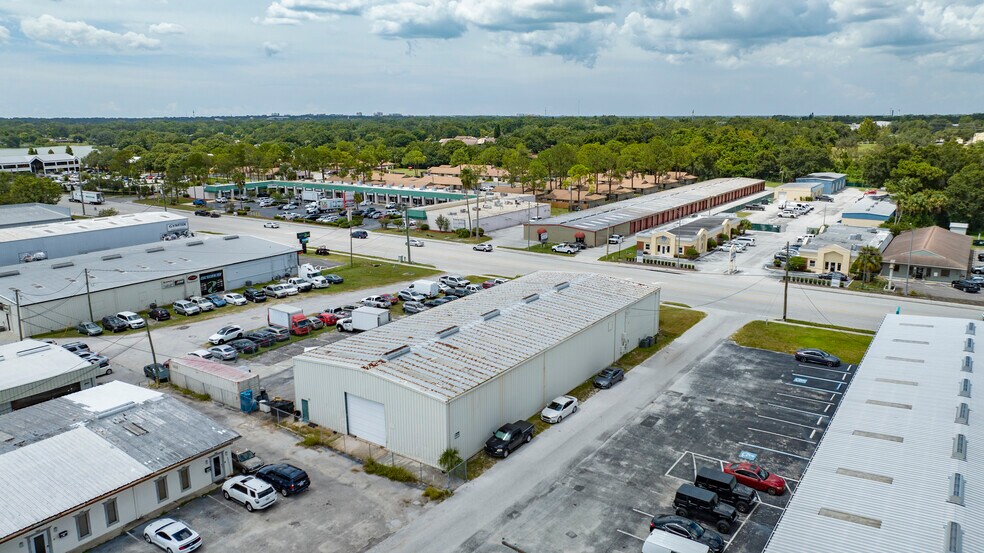 More Photos Of 2101 E Edgewood Dr, Lakeland Showroom For Lease