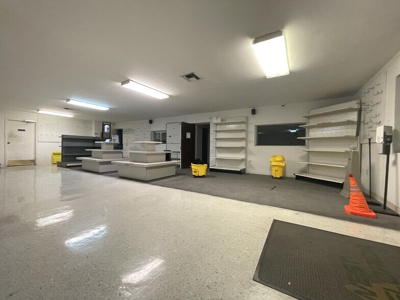 More Photos Of 1585 Seaboard St, Fort Myers Warehouse For Lease