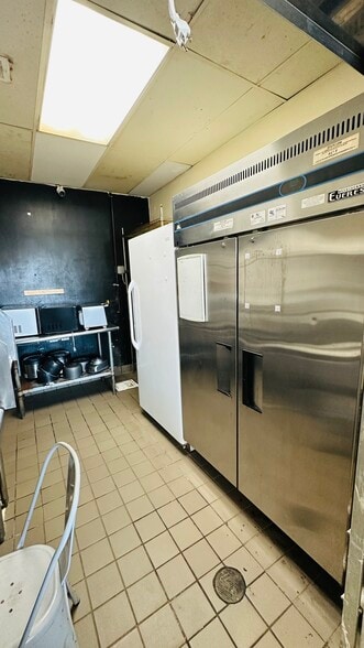 More Photos Of 1420 Garnet Ave, San Diego Storefront For Lease