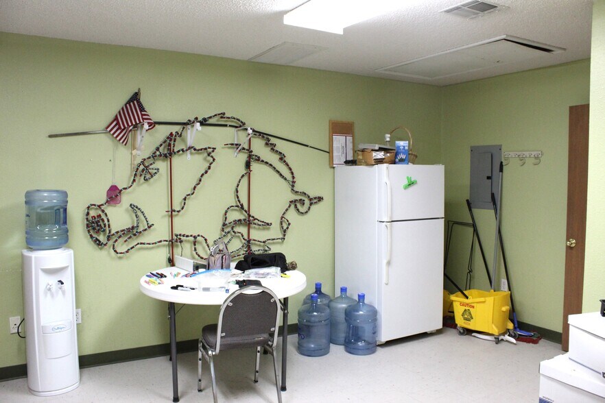 More Photos Of 802 Sanders Ave, Springdale General Retail For Lease