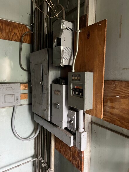 More Photos Of 207 N Temple Ave, Starke Auto Repair For Sale