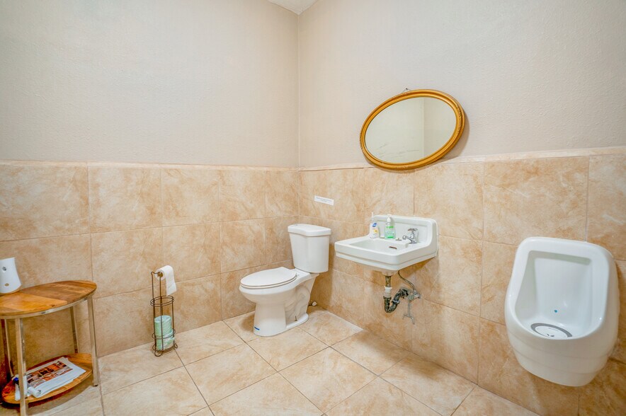 More Photos Of 1209 6th St, Los Banos Storefront For Lease