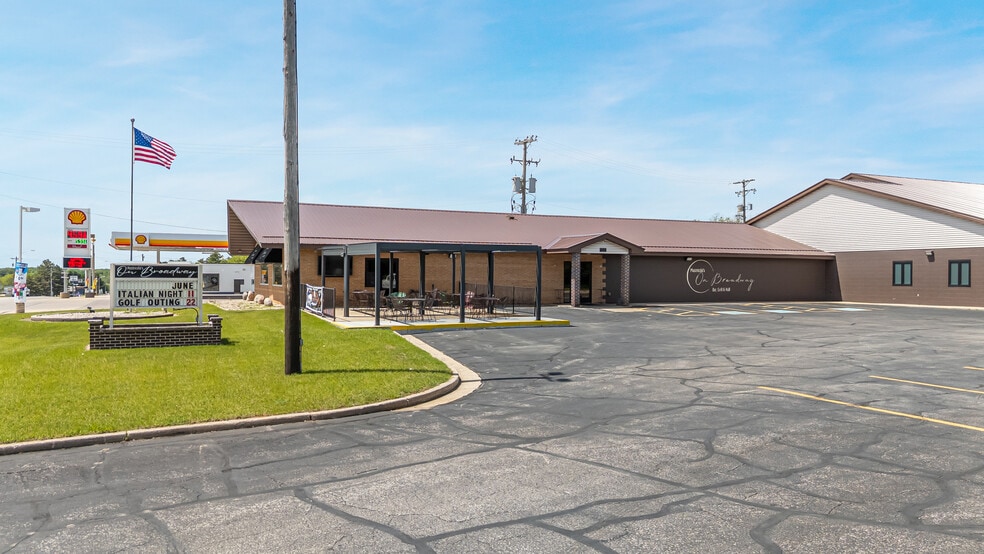 More Photos Of 689 Broadway, Berlin Restaurant For Sale