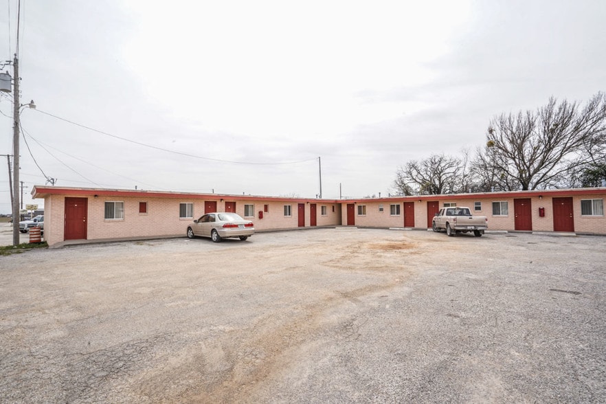 More Photos Of 1408 E Wise St, Bowie Hotel For Sale