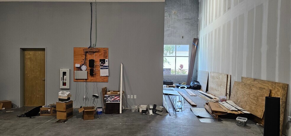 More Photos Of 4614 36th St, Orlando Light Distribution For Lease