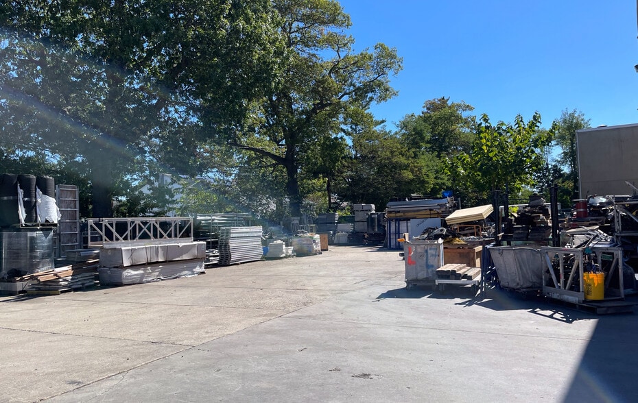 More Photos Of 21 Deforest St, Amityville Warehouse For Lease