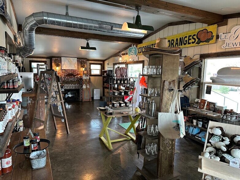 More Photos Of 10 Natelle Ave, Brooksville General Retail For Lease