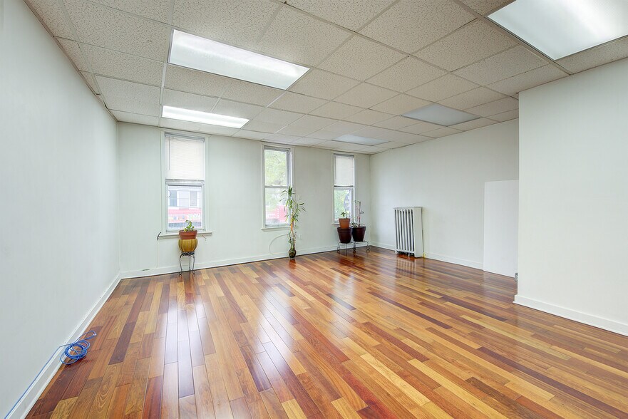 More Photos Of 12015 Liberty Ave, South Richmond Hill Storefront Retail Office For Lease