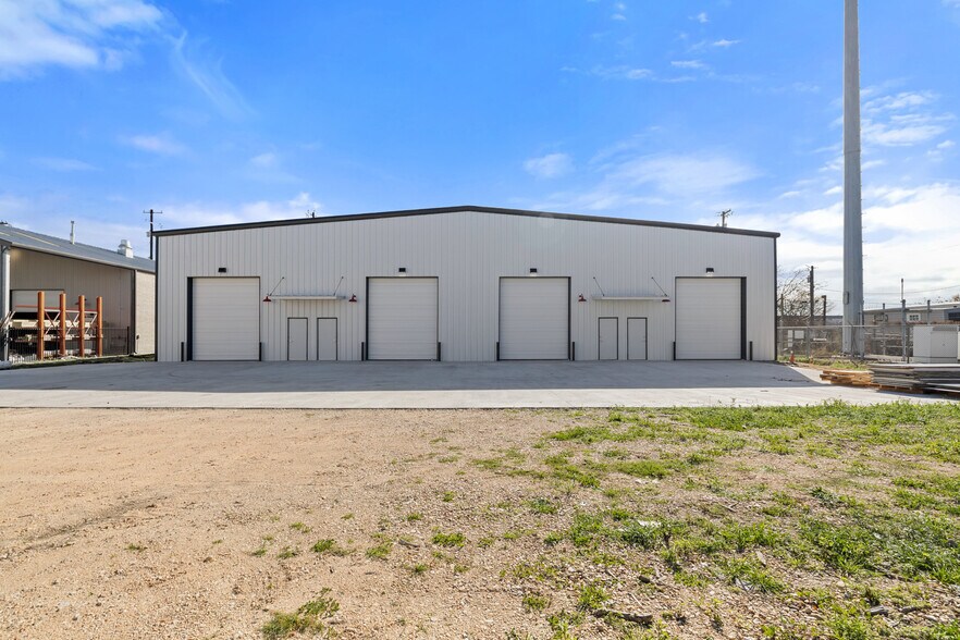 More Photos Of 202 W 1st St, Taylor Flex For Lease