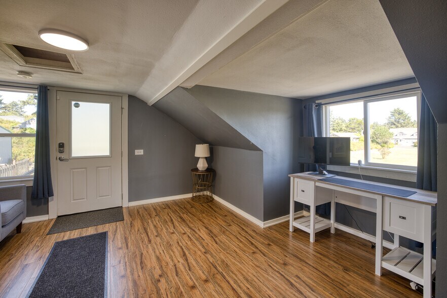 More Photos Of 40 Main St, Pacific Beach Flex For Sale