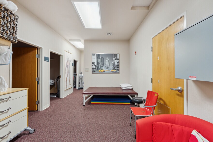 More Photos Of 1963 Thompson Rd, Coos Bay Hospital For Lease