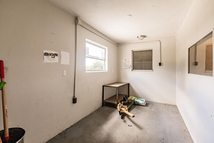 More Photos Of 19431 Palm Beach Blvd, Alva Flex For Lease