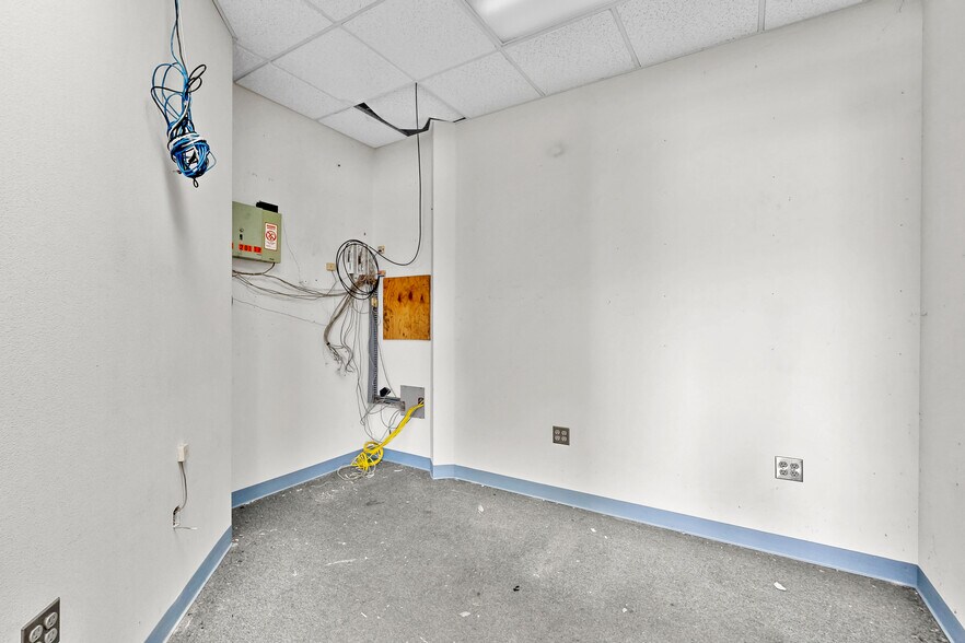 More Photos Of 701 Technology Pl, Waverly Manufacturing For Lease