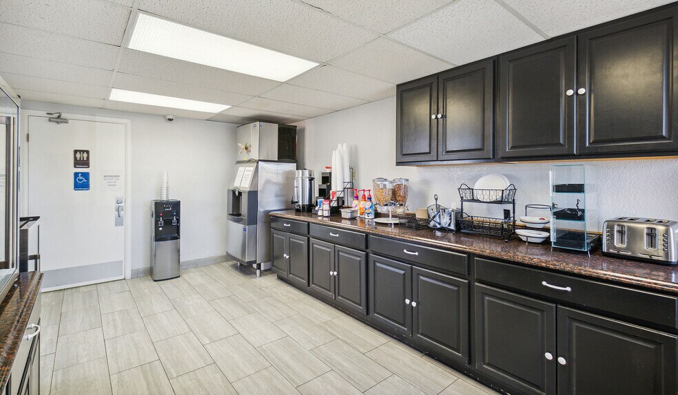 More Photos Of 754 Horizon Dr, Grand Junction Hotel For Sale