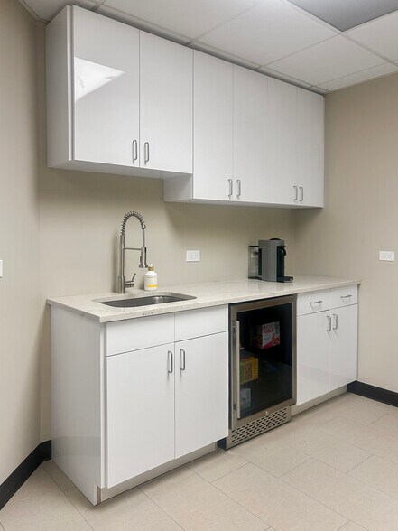 More Photos Of 333 Chestnut St, Hinsdale Medical For Lease