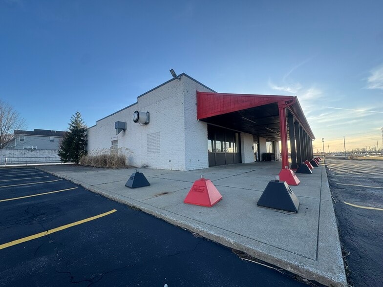 More Photos Of 13425 Snow Rd, Brook Park Freestanding For Lease