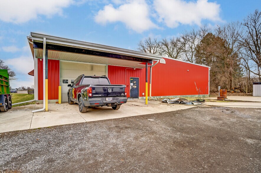 More Photos Of 20660 W Bowling Green Road, Weston Auto Repair For Lease