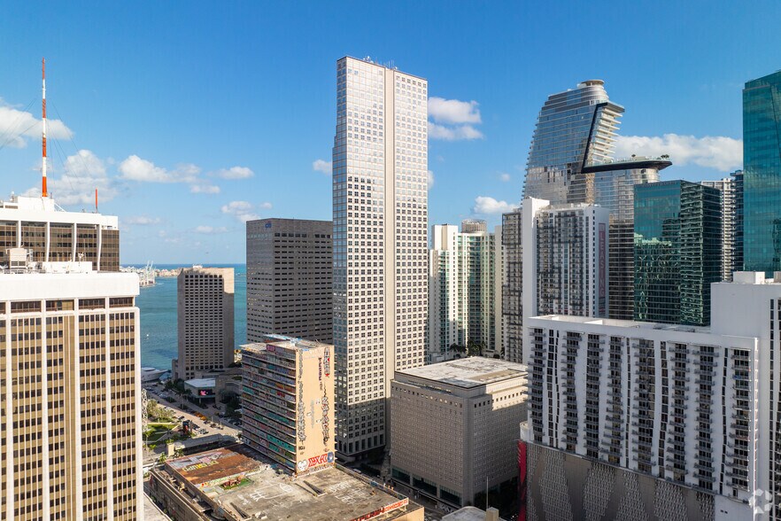 More Photos Of 200 S Biscayne Blvd, Miami Office For Lease