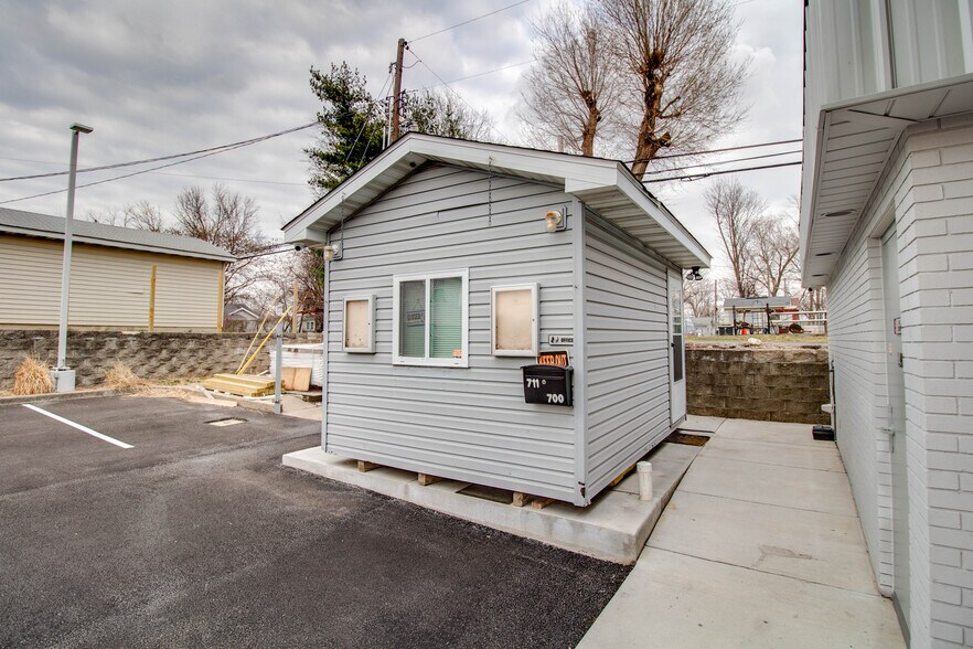 More Photos Of 711 S Central Ave, Roxana General Retail For Sale