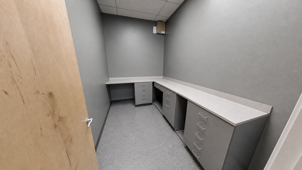 More Photos Of 2605 W Storage Parkway Rd, Rogers Flex For Lease