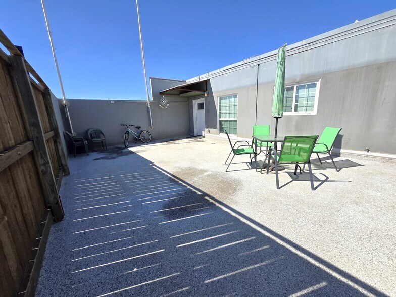 More Photos Of 406 N Carrier Pky, Grand Prairie Storefront Retail Office For Sale