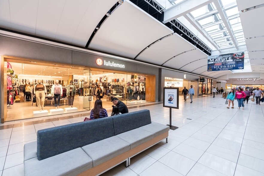 More Photos Of 1400 Willowbrook Mall, Wayne Unknown For Lease