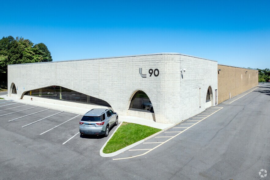 More Photos Of 90 Davids Dr, Hauppauge Warehouse For Lease