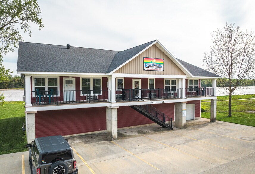 Primary Photo Of 1435 Main st, Grafton Specialty For Sale