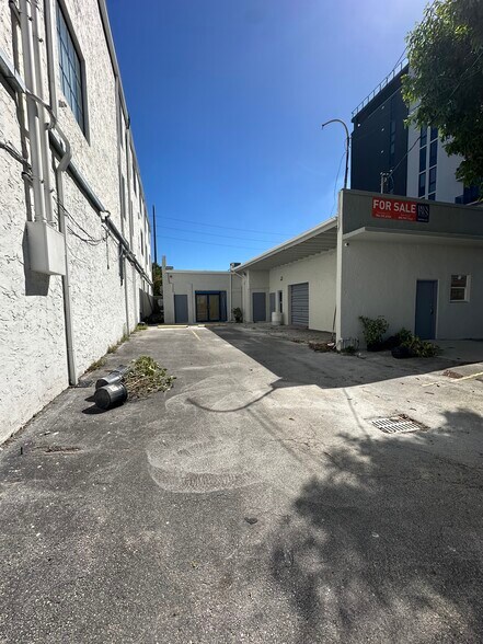 More Photos Of 128 NW 25th St, Miami Unknown For Lease