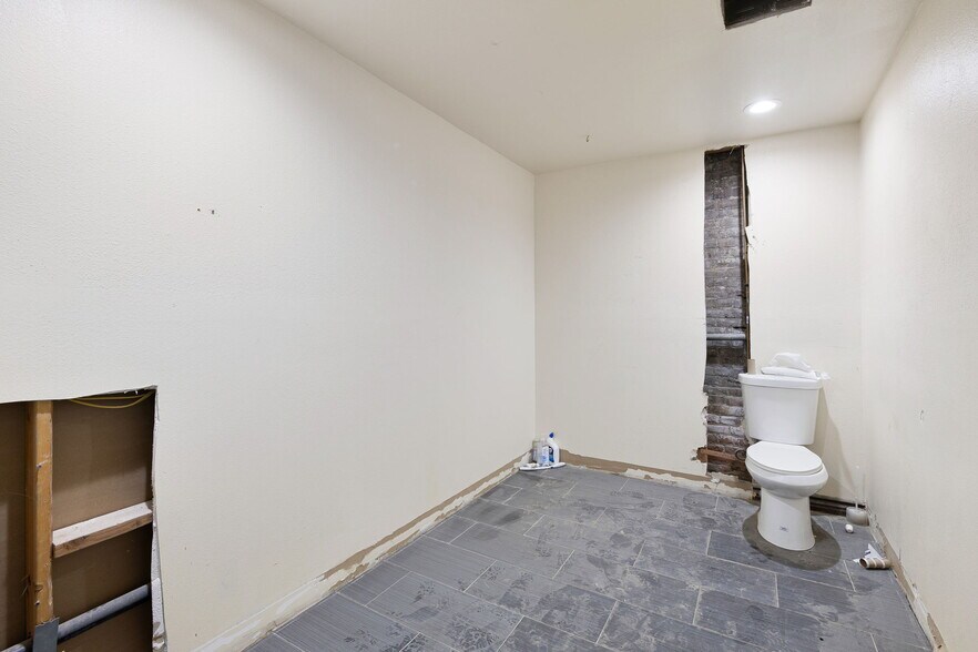 More Photos Of 205 N Park Ave, Pomona Warehouse For Lease