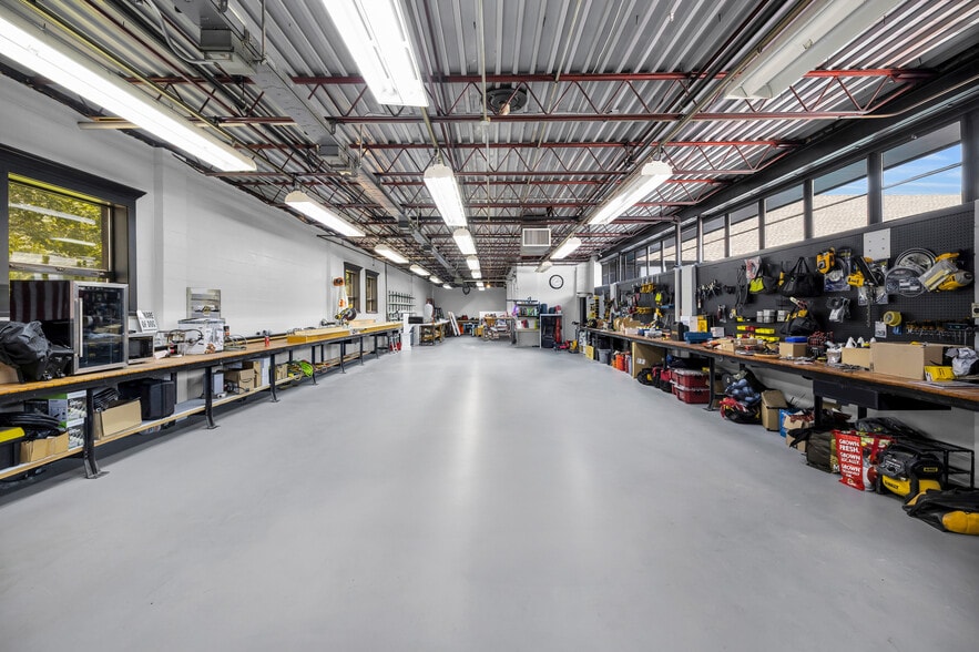 More Photos Of 300 Riverside Ave, Bristol Manufacturing For Sale