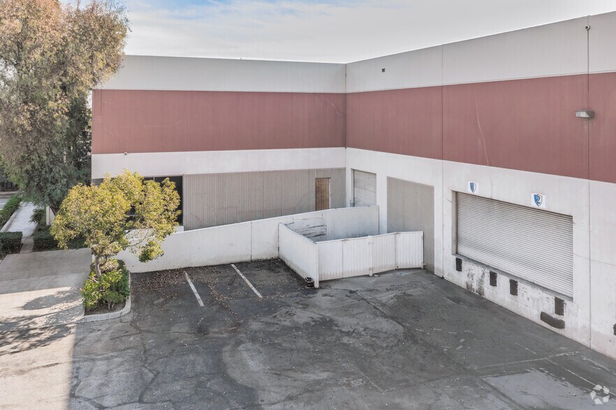 More Photos Of 5960 Corvette St, Commerce Warehouse For Lease