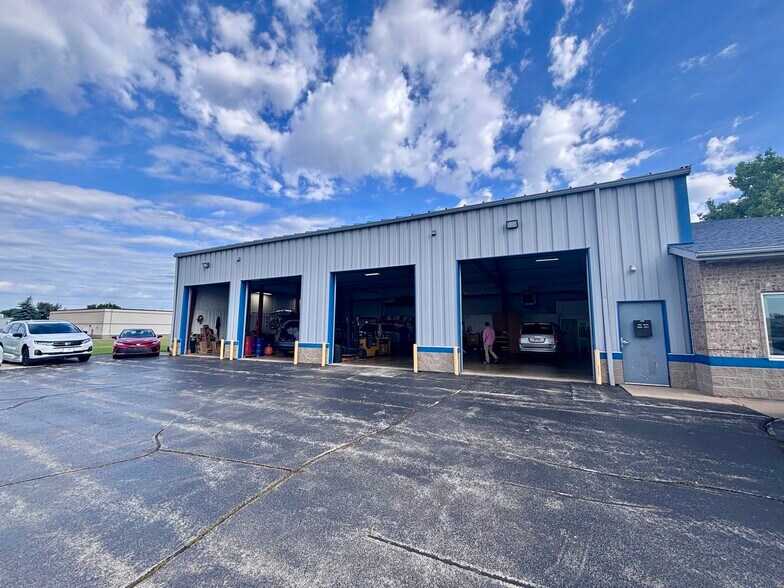 More Photos Of 844 Ontario Rd, Green Bay Showroom For Sale