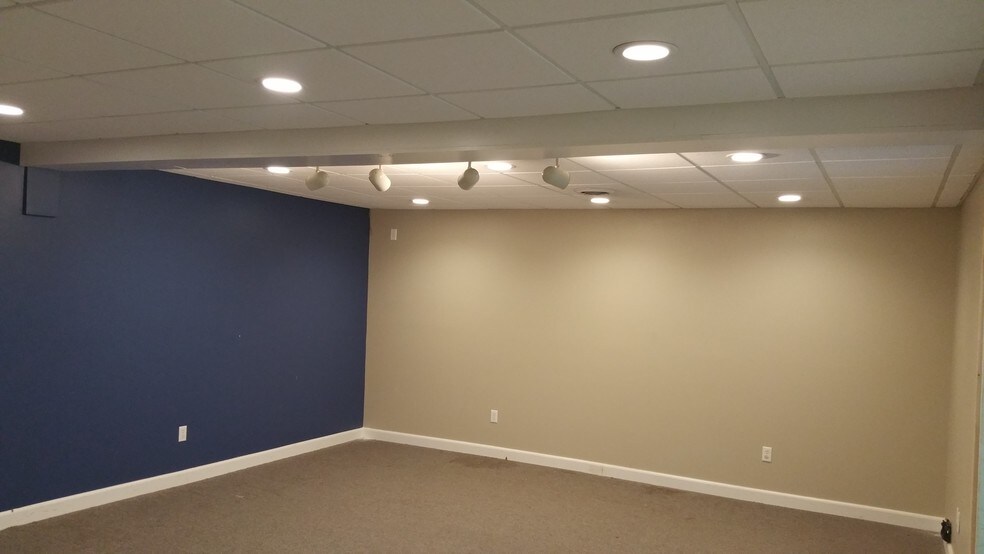 More Photos Of 2447 E Judd Rd, Burton Showroom For Sale