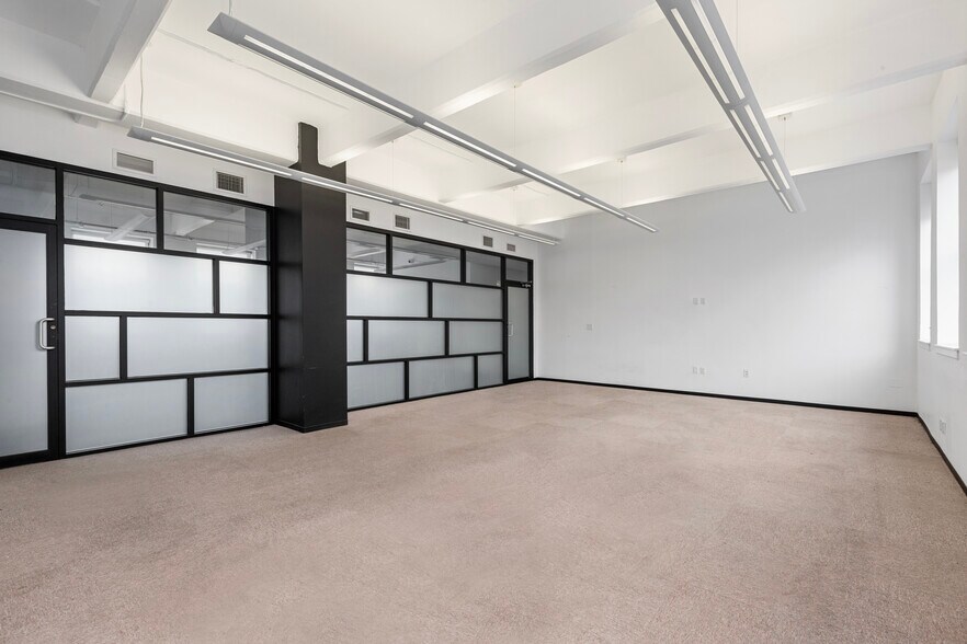 More Photos Of 11-17 43rd Ave, Long Island City Office For Lease