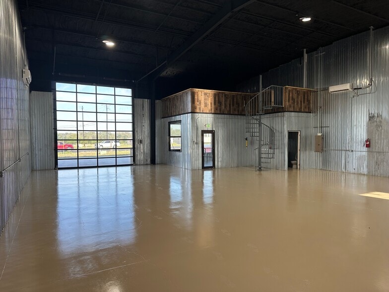 More Photos Of 1055 FM 2623, Seguin Showroom For Lease